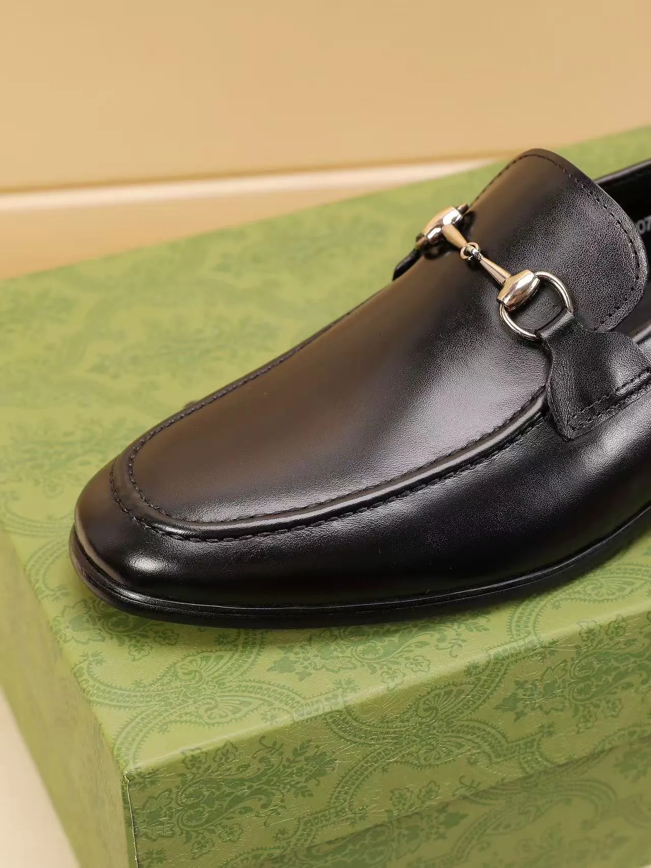 Men's men's shoes 💰440 🆘【GUCCI】Gucci ·🐂里· Hot-selling beanie shoes, top brand luxury, top quality, latest fashion beanie shoes.. The upper is made of original high mercerized smooth cow suede. (Full top-layer water-dyed 🐂 leather and lining). The original stylish and stylish soft rubber wear-resistant and non-slip outsole is light and comfortable on the foot, available in 2 colors! Matching code: 39-45 (38.46. Customized)